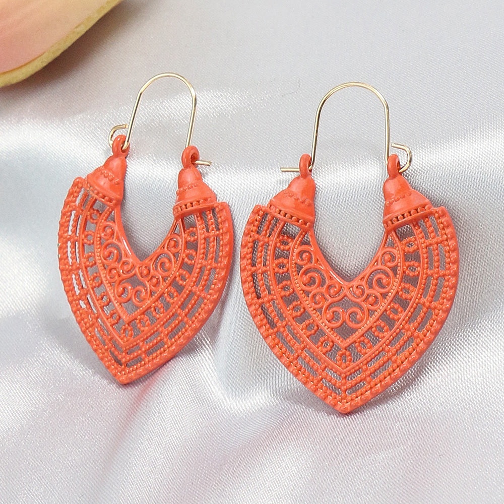 1 pair Golden Peach-shaped Hollow U-shaped Ear Hook Earrings for Women - Elegant and Lightweight Jewelry for Any Occasion