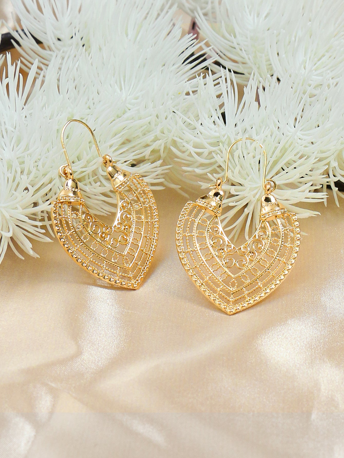 1 pair Golden Peach-shaped Hollow U-shaped Ear Hook Earrings for Women - Elegant and Lightweight Jewelry for Any Occasion