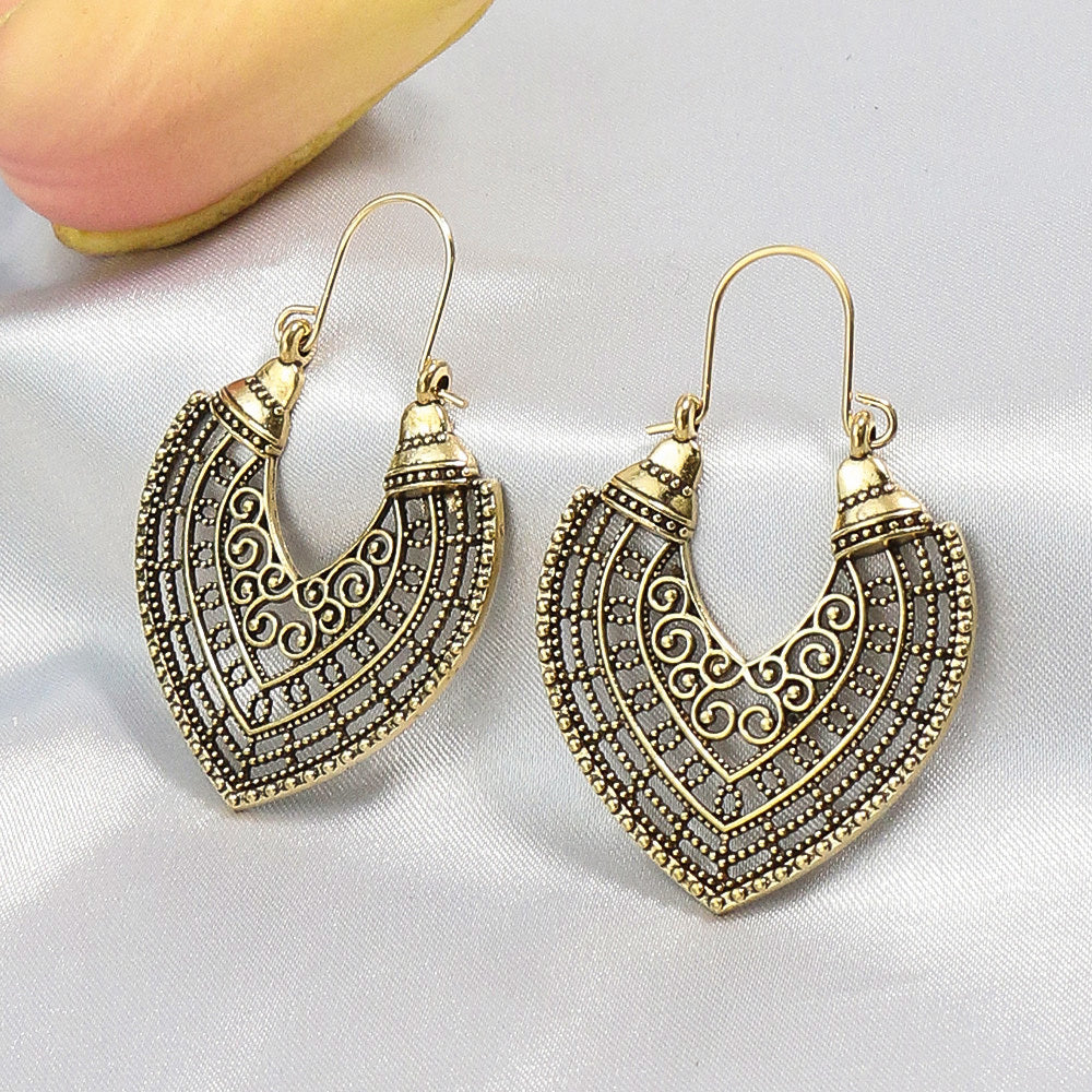 1 pair Golden Peach-shaped Hollow U-shaped Ear Hook Earrings for Women - Elegant and Lightweight Jewelry for Any Occasion