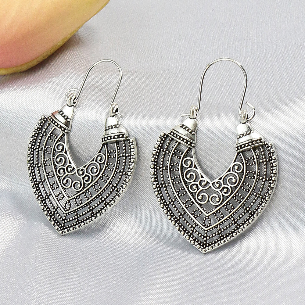 1 pair Golden Peach-shaped Hollow U-shaped Ear Hook Earrings for Women - Elegant and Lightweight Jewelry for Any Occasion