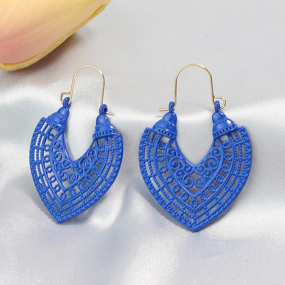 1 pair Golden Peach-shaped Hollow U-shaped Ear Hook Earrings for Women - Elegant and Lightweight Jewelry for Any Occasion