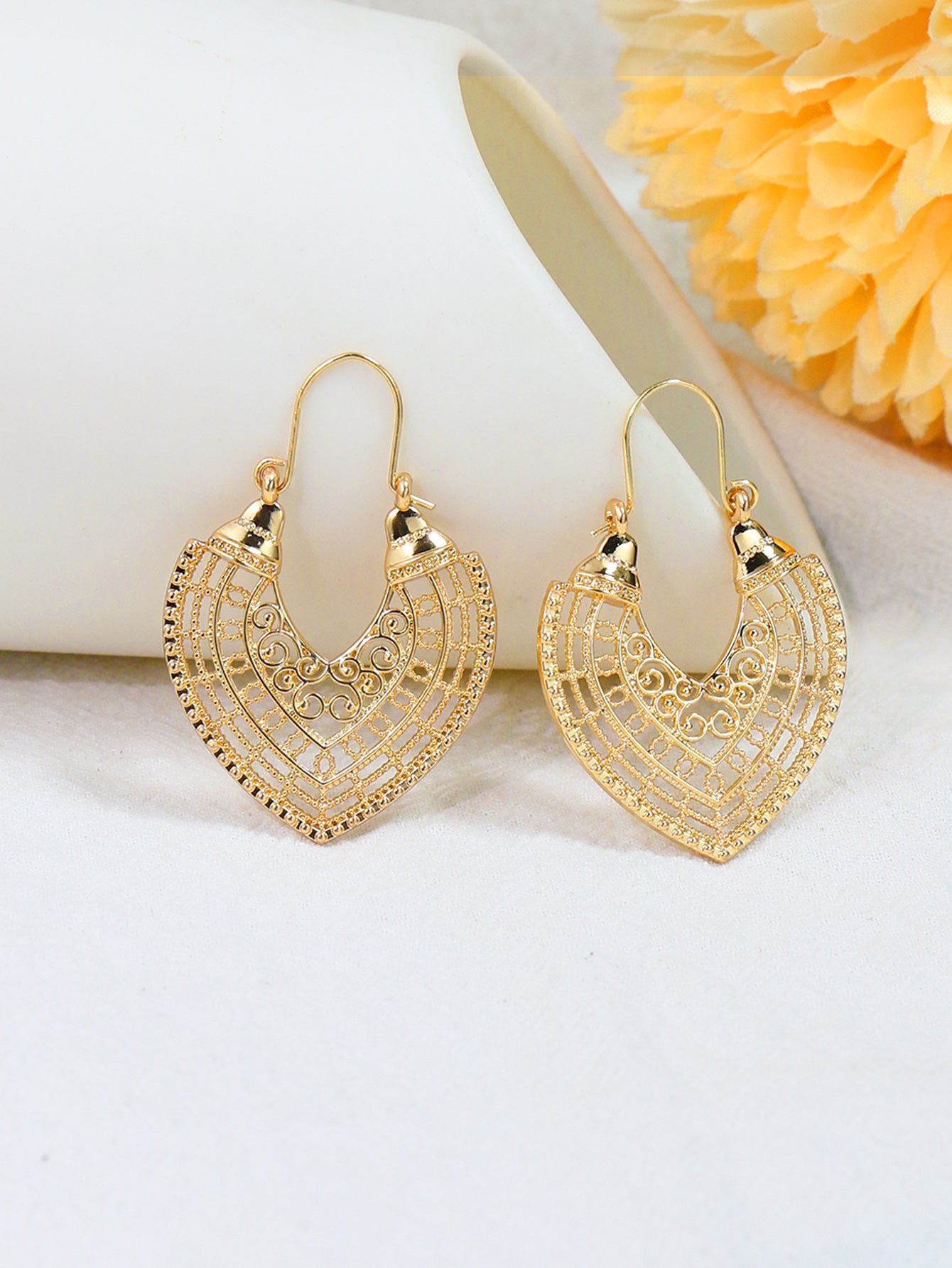 1 pair Golden Peach-shaped Hollow U-shaped Ear Hook Earrings for Women - Elegant and Lightweight Jewelry for Any Occasion
