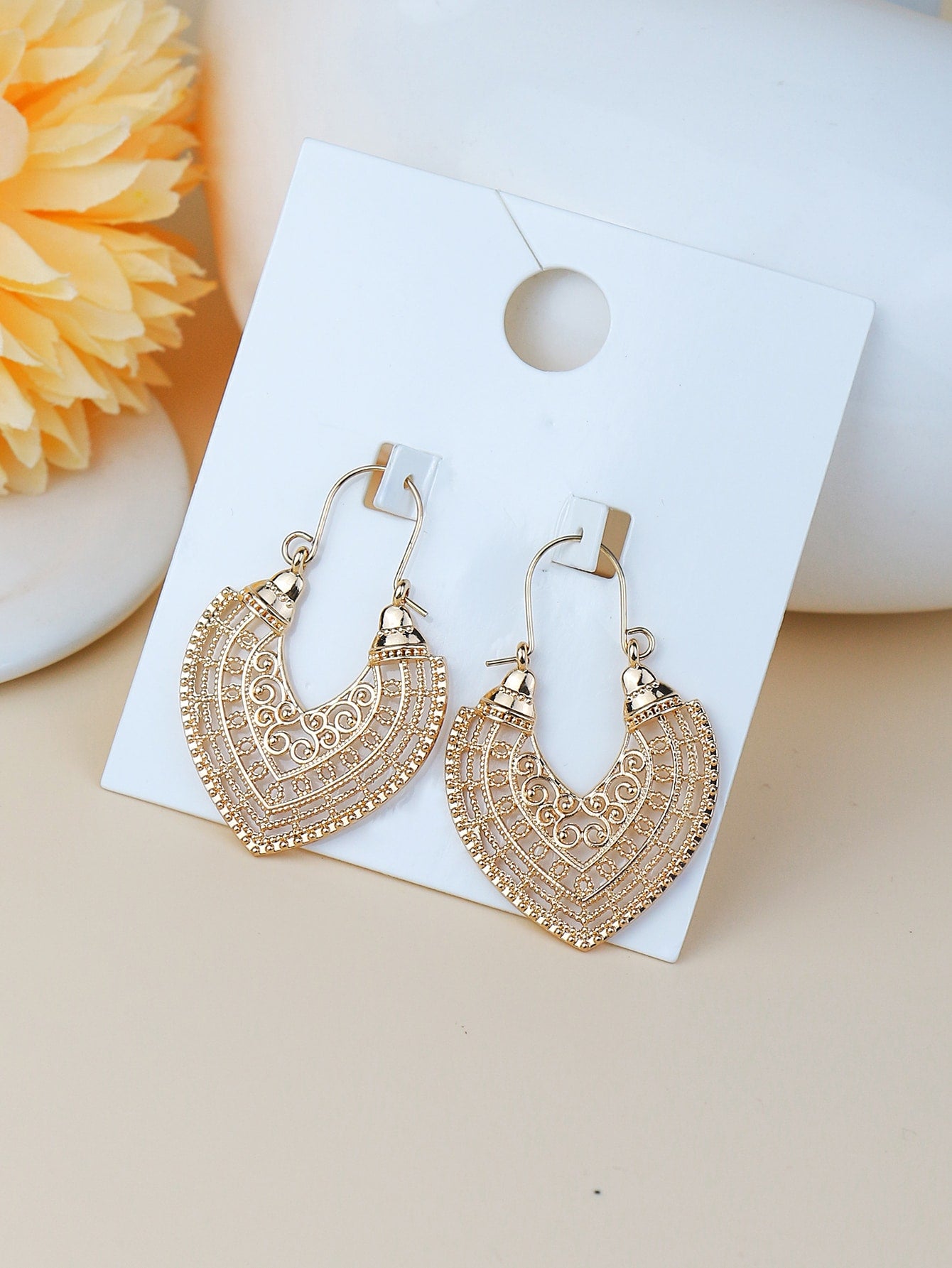 1 pair Golden Peach-shaped Hollow U-shaped Ear Hook Earrings for Women - Elegant and Lightweight Jewelry for Any Occasion