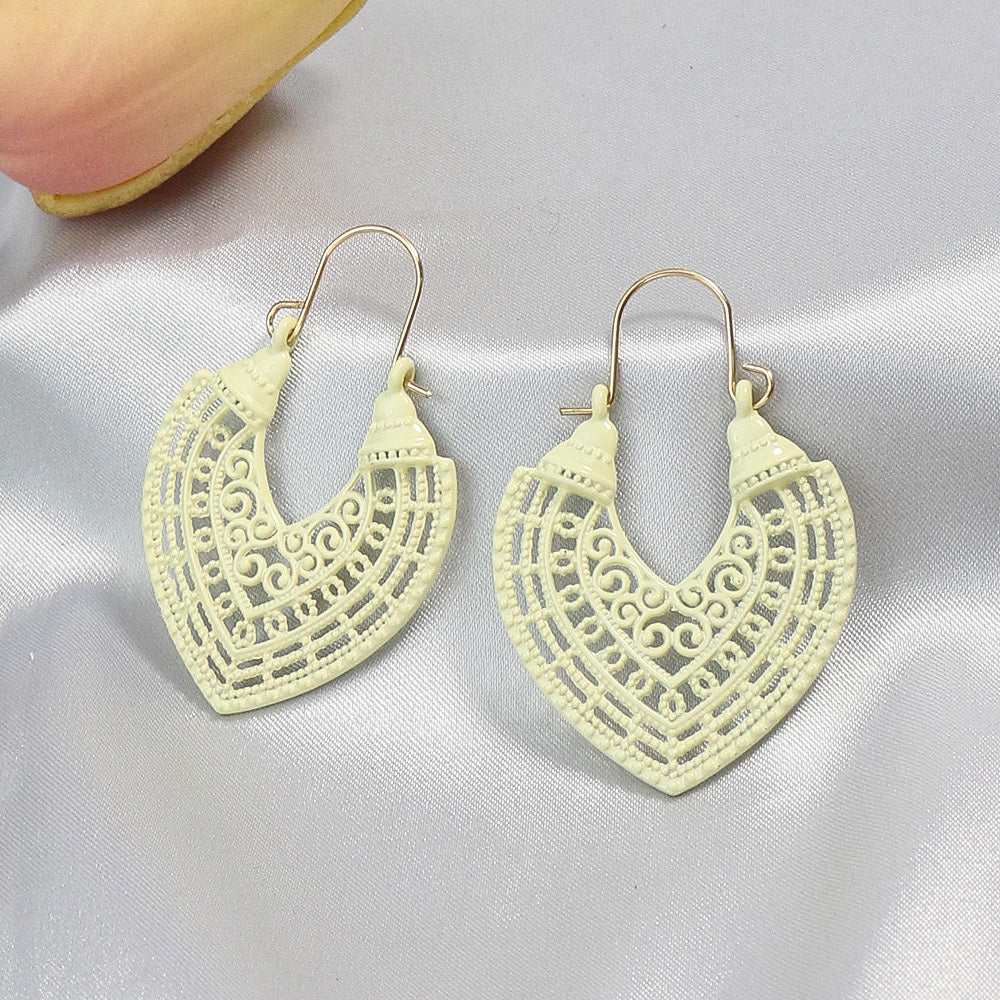 1 pair Golden Peach-shaped Hollow U-shaped Ear Hook Earrings for Women - Elegant and Lightweight Jewelry for Any Occasion