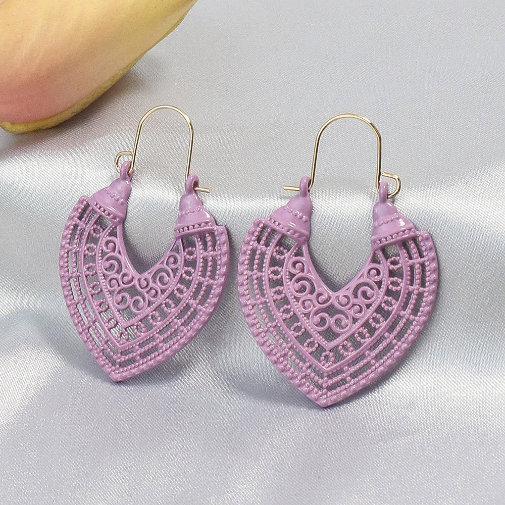 1 pair Golden Peach-shaped Hollow U-shaped Ear Hook Earrings for Women - Elegant and Lightweight Jewelry for Any Occasion