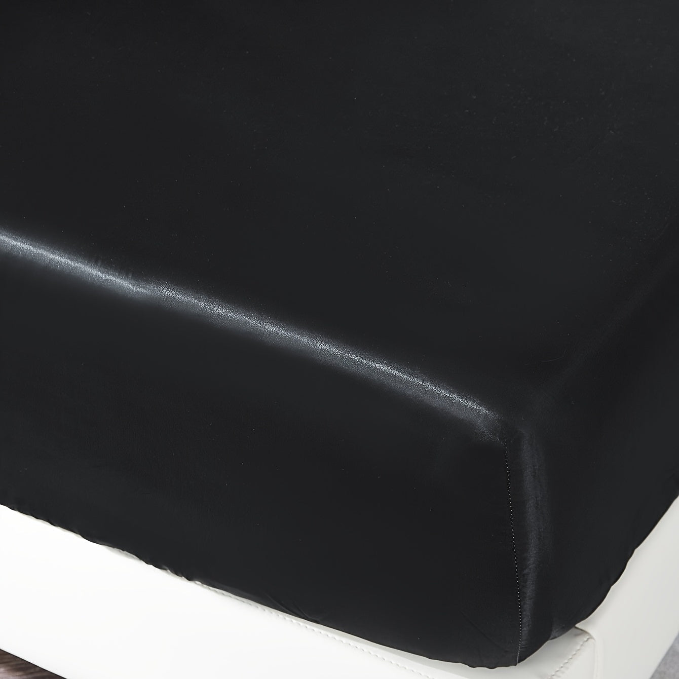 This 4pcs Satin Bed Sheet Set Includes One Fitted Sheet, One Flat Sheet, And Two Pillowcases Without Inserts. The Solid Color Showcases a Simple And Elegant Design That Never Goes Out of Style. Made from Polyester, The Fabric