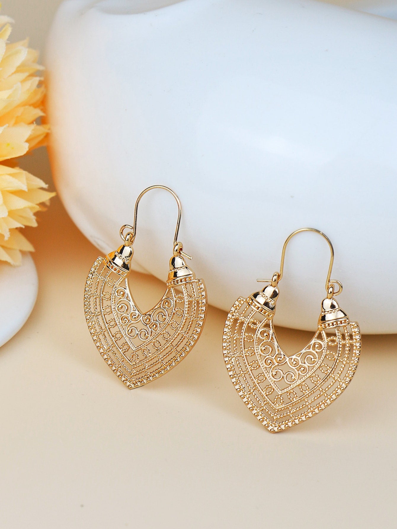 1 pair Golden Peach-shaped Hollow U-shaped Ear Hook Earrings for Women - Elegant and Lightweight Jewelry for Any Occasion