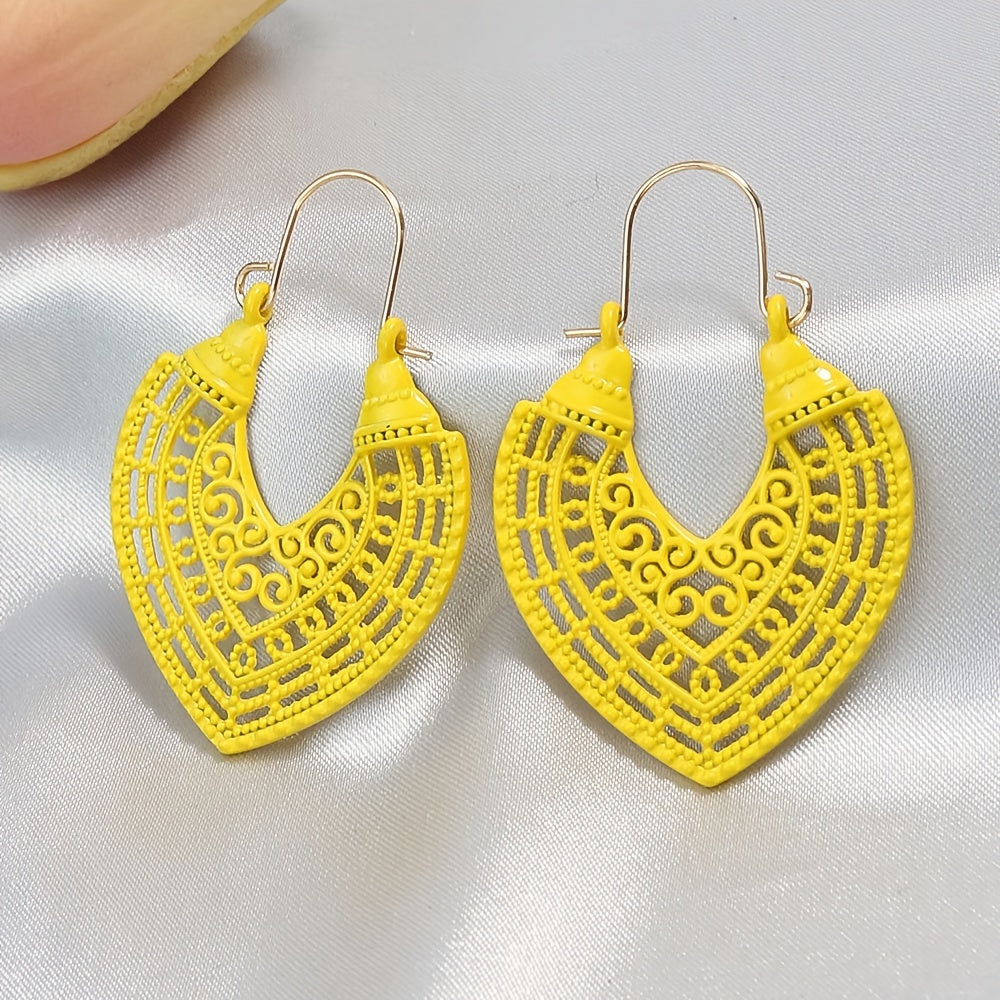 1 pair Golden Peach-shaped Hollow U-shaped Ear Hook Earrings for Women - Elegant and Lightweight Jewelry for Any Occasion