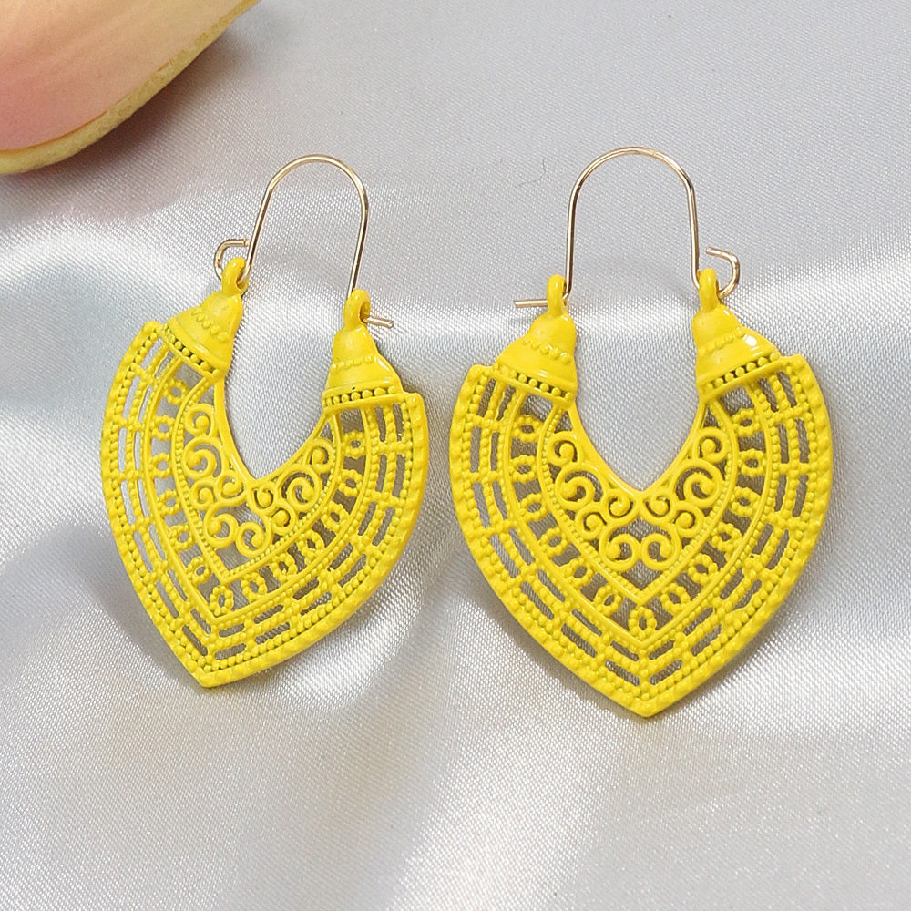 1 pair Golden Peach-shaped Hollow U-shaped Ear Hook Earrings for Women - Elegant and Lightweight Jewelry for Any Occasion