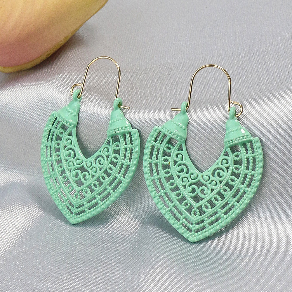 1 pair Golden Peach-shaped Hollow U-shaped Ear Hook Earrings for Women - Elegant and Lightweight Jewelry for Any Occasion