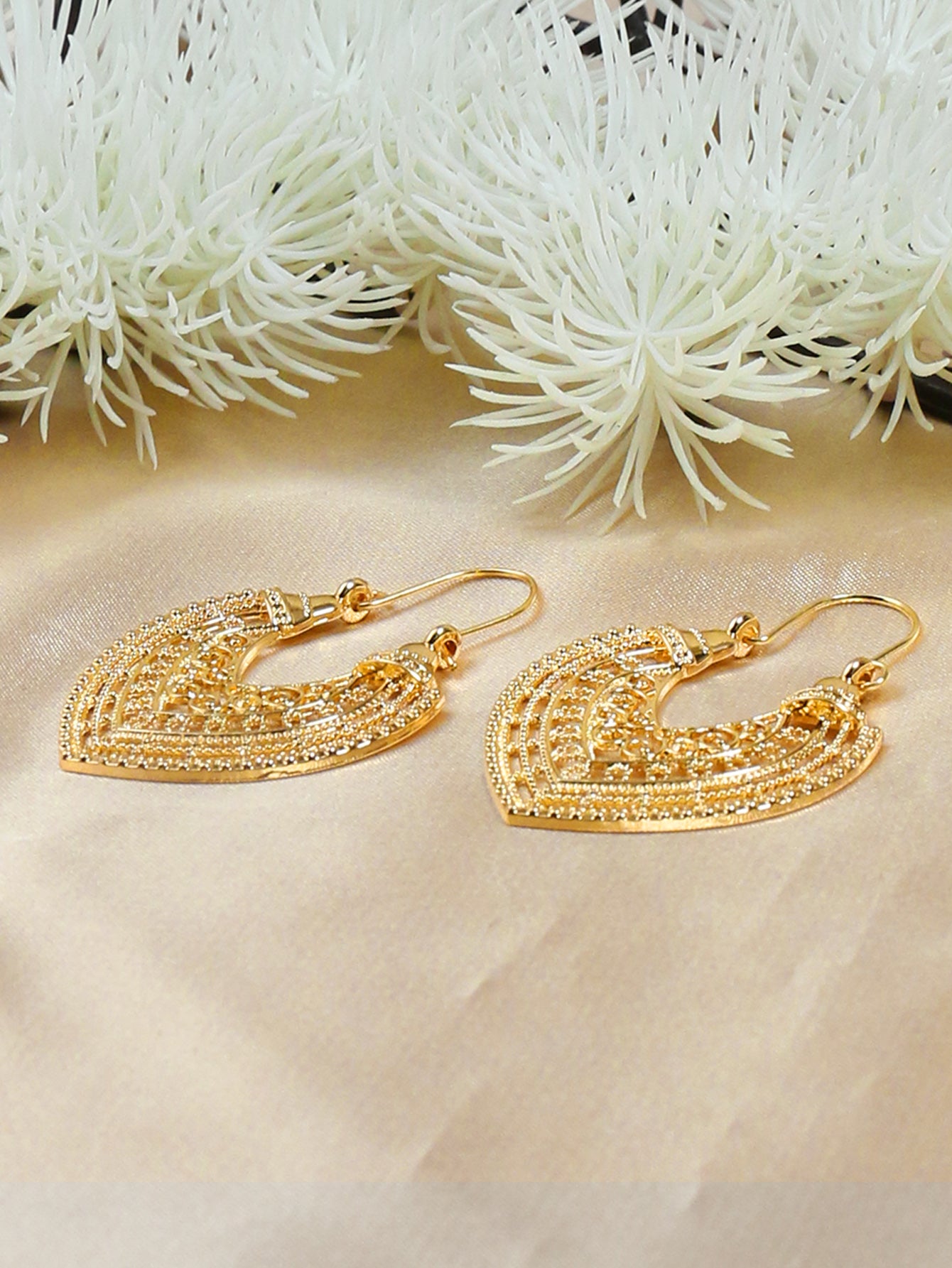 1 pair Golden Peach-shaped Hollow U-shaped Ear Hook Earrings for Women - Elegant and Lightweight Jewelry for Any Occasion